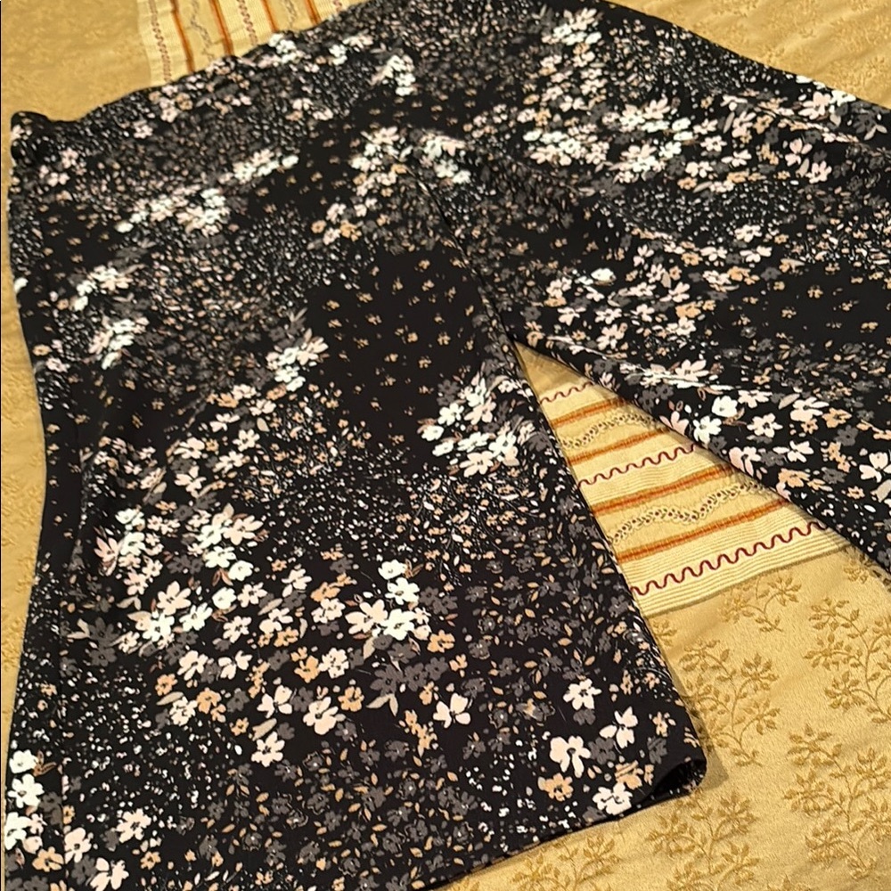 Isaac Mizrahi Floral Black, Pink, and White Pants, wide leg, great condition, L - Picture 2 of 8